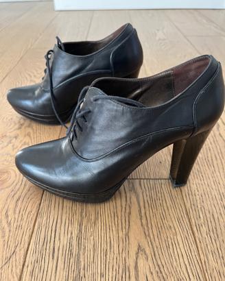 Scarpe stringate con tacco