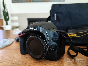NIKON D5100 con Obiettivi e accessori 