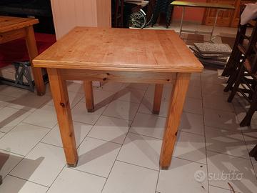 Tavoli in Legno Massiccio

