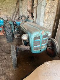 Trattore Fordson Dexta con attrezzi