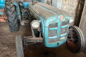 Trattore Fordson Dexta con attrezzi