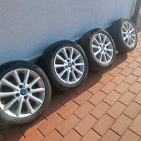 pneumatici completi di cerchi in lega.