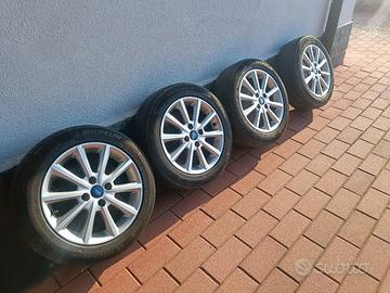 pneumatici completi di cerchi in lega.