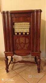 Radio d'epoca con mobile e giradischi Anni 40 