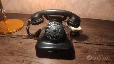 Telefono in bachelite antico a disco