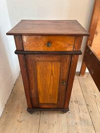 Comodino in legno massello