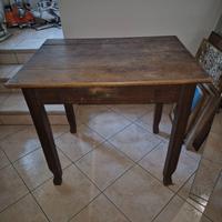 Questo è un antico tavolo in legno.