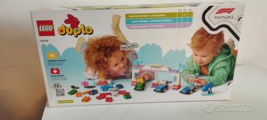 LEGO DUPLO Auto da corsa e piloti Team F1 (10445).