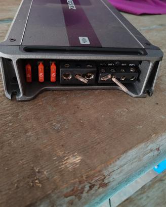 subwoofer e un amplificatore 