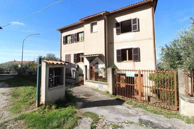 4 LOCALI A SCANDRIGLIA