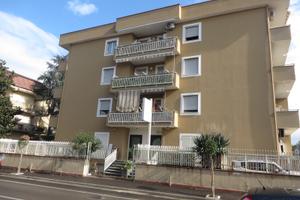 Locale Commerciale 150MQ, Doppio ingresso