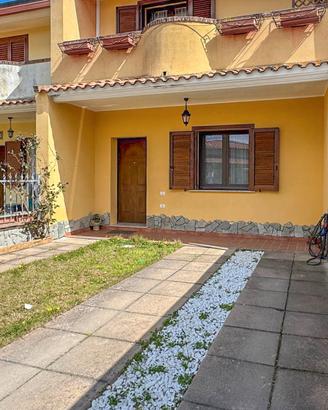 Uta. Villetta a schiera con cortile fronte - retro