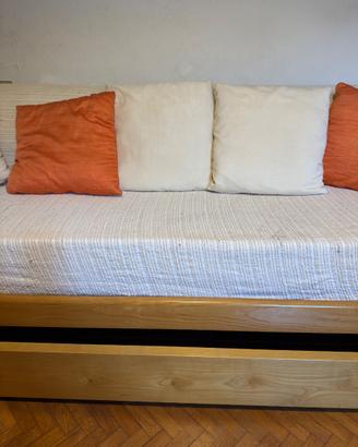 due divani letto con seconda rete sotto