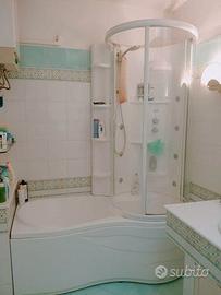 vasca da bagno combinata con doccia idromassaggio