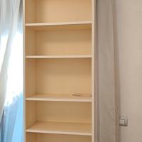 Libreria bianca con ripiani