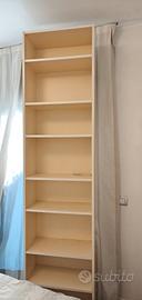Libreria bianca con ripiani