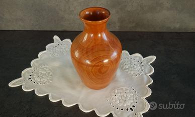 Piccolo vaso in legno pregiato tornito.