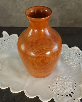 Piccolo vaso in legno pregiato tornito.