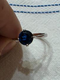 Anello con zaffiro