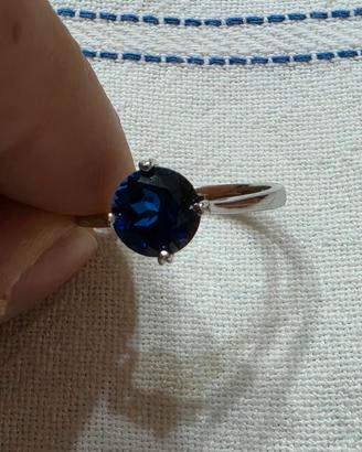 Anello con zaffiro
