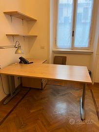 Scrivania da ufficio con cassettiera e mensole