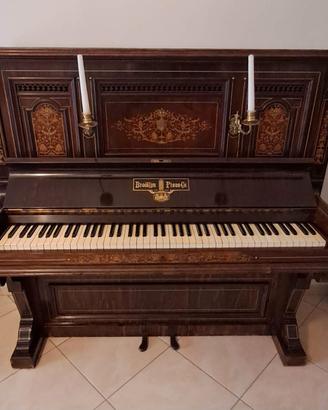 Pianoforte antico Brooklyn Piano Co. con intarsi