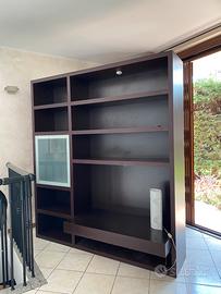 Libreria in legno scuro con vano in vetro