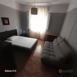 Stanze arredadate in contesto tranquillo