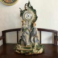 Orologio statua da tavolo in ceramica