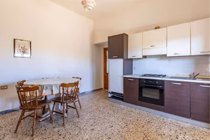 Casa indipendente con cortile di 800 mq