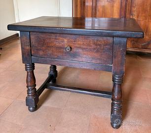 Tavolino in legno con cassettone