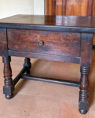 Tavolino in legno con cassettone