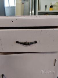 comodino verniciato rosa