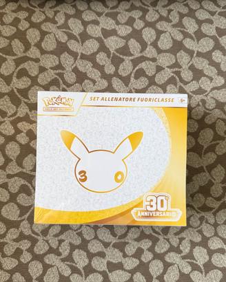 Pokémon Set Allenatore Fuoriclasse 30 Anniversario