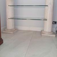 vetrina con colonne in travertino
