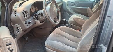 autovetture chrysler voyager