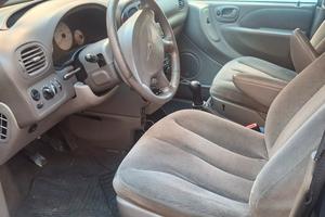 autovetture chrysler voyager