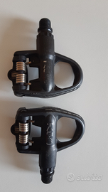 Pedali corsa look keo con tacchette rosse n