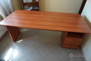 Scrivania di legno