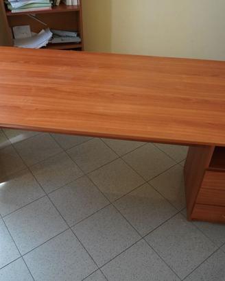 Scrivania di legno