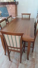 Tavolo con sedie da sala