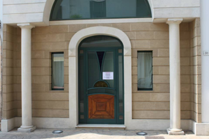 Locale commerciale con soppalco e giardino