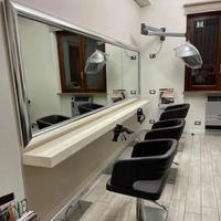 Specchio grande con cornice e ripiano