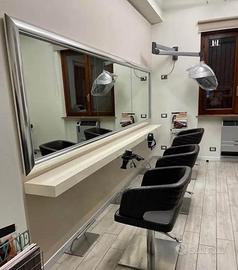 Specchio grande con cornice e ripiano