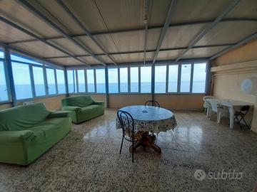 Bilocale con terrazzo sul mare