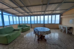 Bilocale con terrazzo sul mare