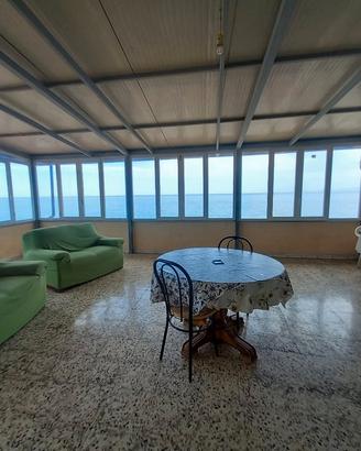 Bilocale con terrazzo sul mare