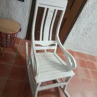 Sedia a dondolo bianca in rovere 