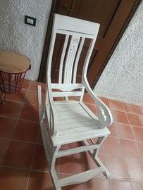Sedia a dondolo bianca in rovere 