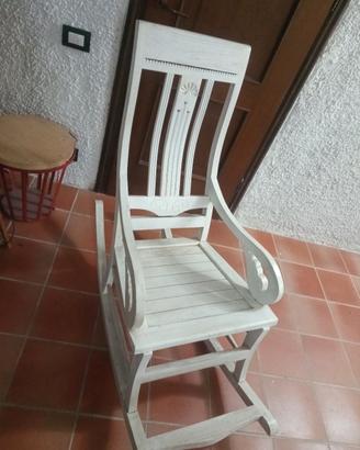 Sedia a dondolo bianca in rovere 